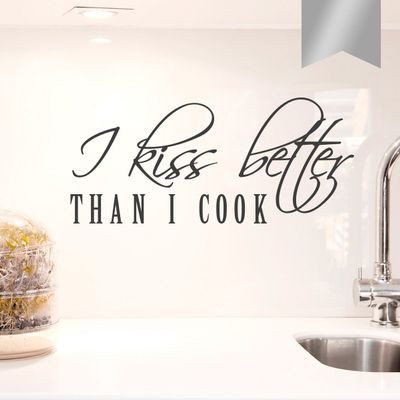 WANDKINGS Wall Decal - I Kiss Better Than I Cook - 140 x 62 cm - Silver - Choose from 5 Sizes & 35 Colors