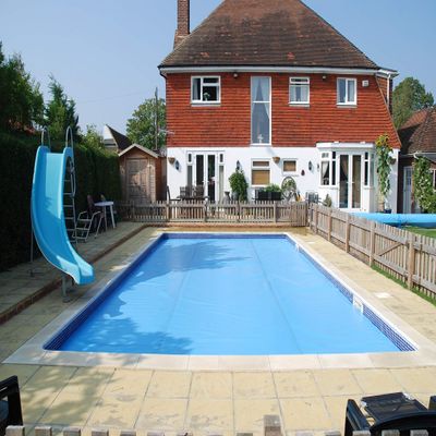 International Cover Pool Pack Thermal Pool Cover, 4 x 10 m, 500 Micron GeoBubble Cool Guard, with Telescopic Roller