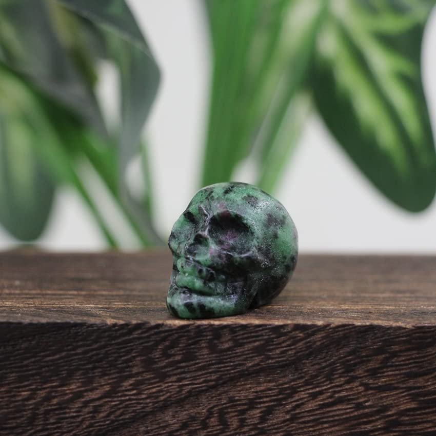 HXSCOO 1.2-Inch Skull Statue, Healing Crystal Skull, Carved Gemstone Decor (Green Ruby)