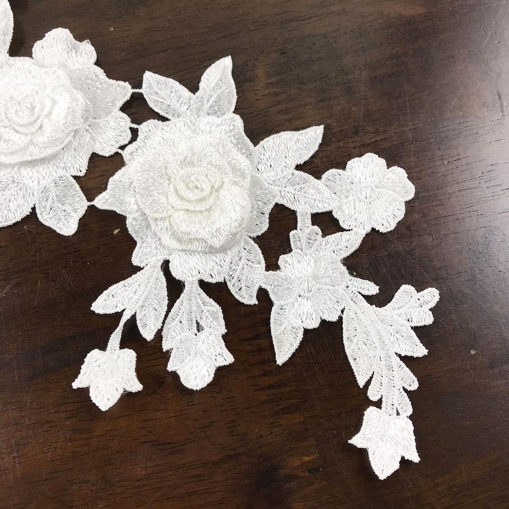 MMvolesy 1 White 3D Lace Rose Flower Embroidered Appliqué, DIY Clothing, 28.9 x 10.2 cm