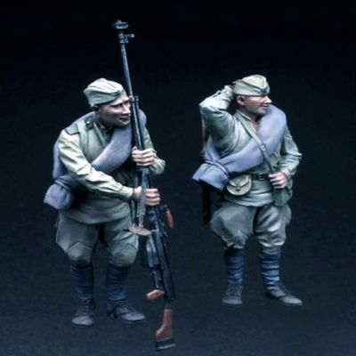 1/35 WWII Soviet Soldier Resin Model Kit, Unpainted and Unassembled Parts (2 Men)