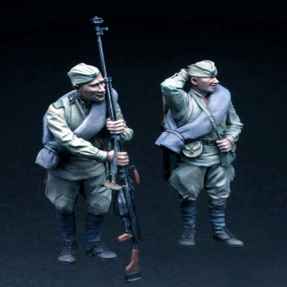 1/35 WWII Soviet Soldier Resin Model Kit, Unpainted and Unassembled Parts (2 Men)