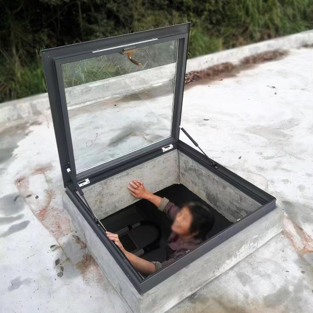 Easy-Open Skylight Window with Locking Handle, 94 × 70 cm (37 × 27.6 in.)