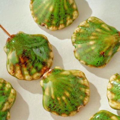 XHYXWN 10-Piece 28 x 28 mm Colorful Shell Ceramic Beads
