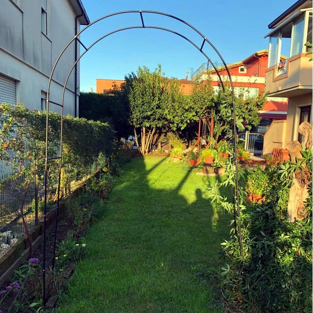 GueTTO Sturdy Black Powder-Coated Metal Garden Arch, Weather-Resistant Trellis for Climbing Plants and Roses, 200 x 230 x 40 cm